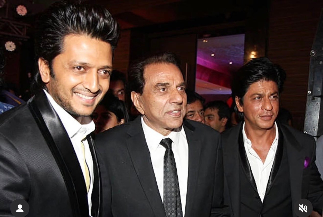 Bollywood Legend Dharmendra Passes Away at 89 — Heartfelt Tributes Pour In