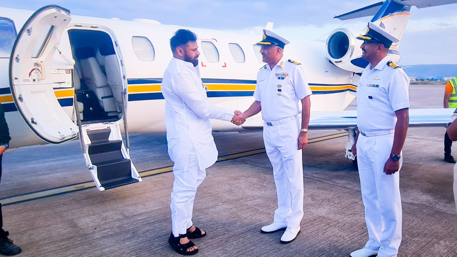 ఉప ముఖ్యమంత్రి పవన్ కళ్యాణ్‌కు విశాఖ విమానాశ్రయంలో నేవీ అధికారుల ఘన స్వాగతం