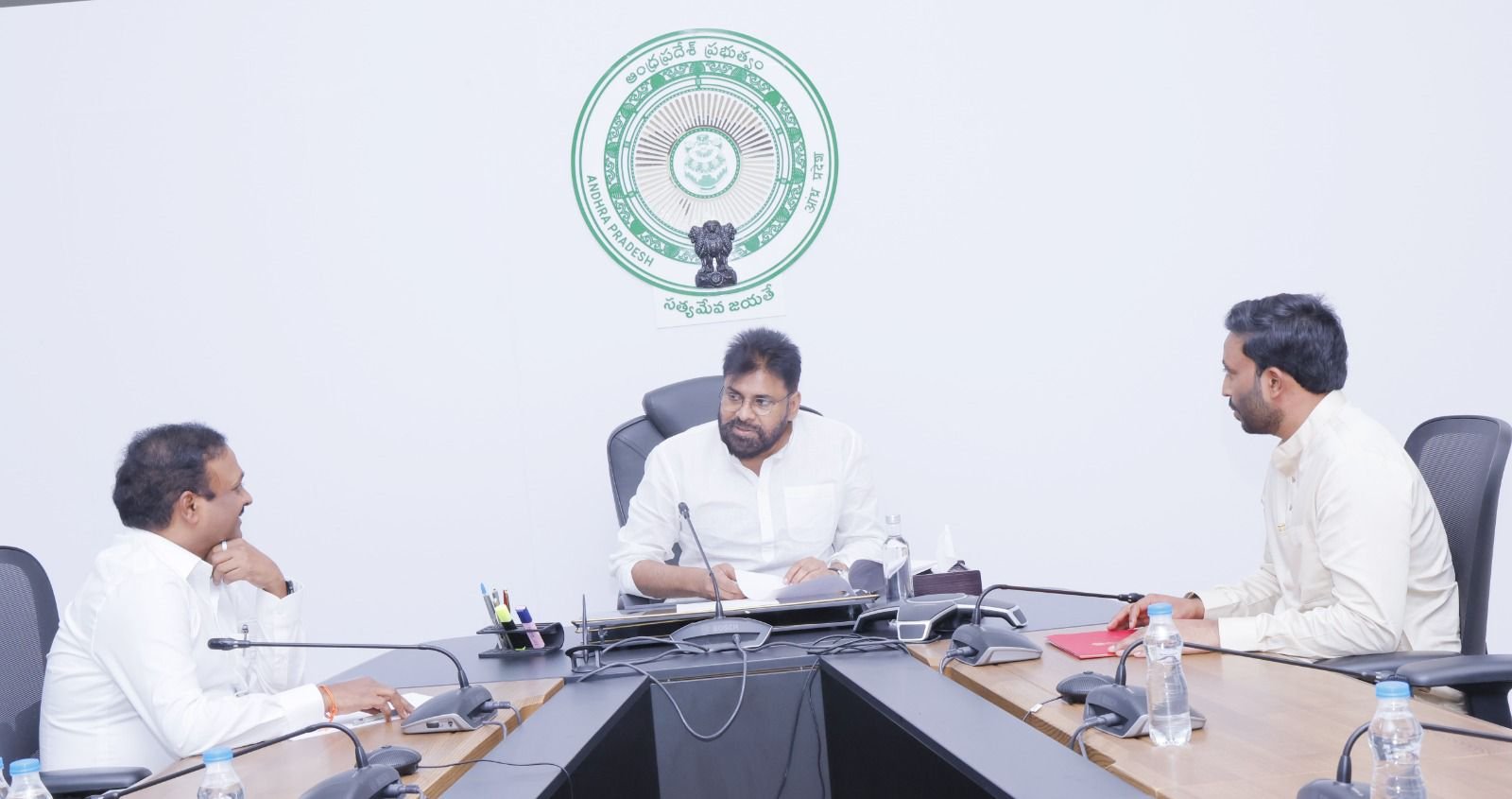 శీతాకాల సమావేశాలపై లోక్ సభ సభ్యులతో ఉప ముఖ్యమంత్రి పవన్ కళ్యాణ్ సమీక్ష