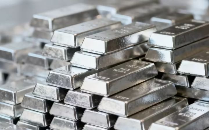 నిమిషాల వ్యవధిలో పతనమైన వెండి…కారణమిదేనా?