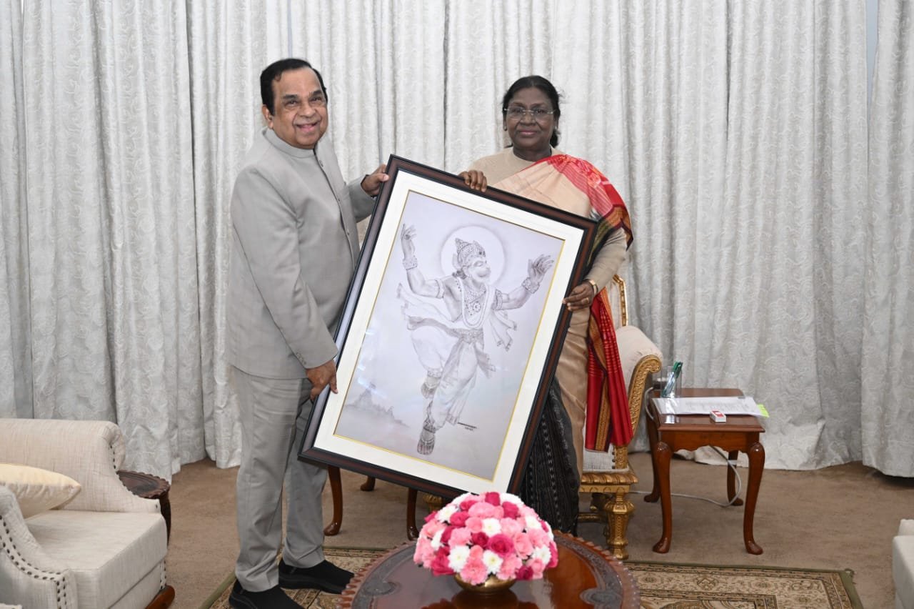 రాష్ట్రపతి నిలయంలో బ్రహ్మానందానికి ఘన సత్కారం