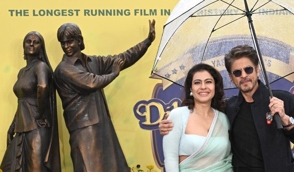 Shah Rukh Khan And Kajol Unveil DDLJ Statue In London…