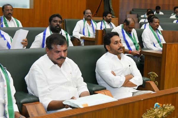 వైసీపీ ఎమ్మెల్యేలపై అనర్హత వేటు తప్పదా? జగన్‌ వ్యూహం ఏంటి?