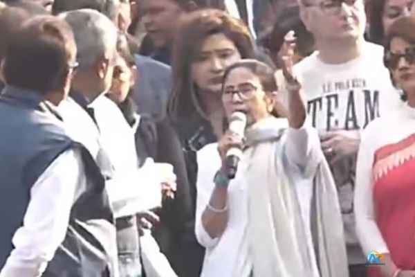 వేడెక్కిన బెంగాల్‌ రాజకీయం…రోడ్డెక్కిన సీఎం మమతా బెనర్జీ