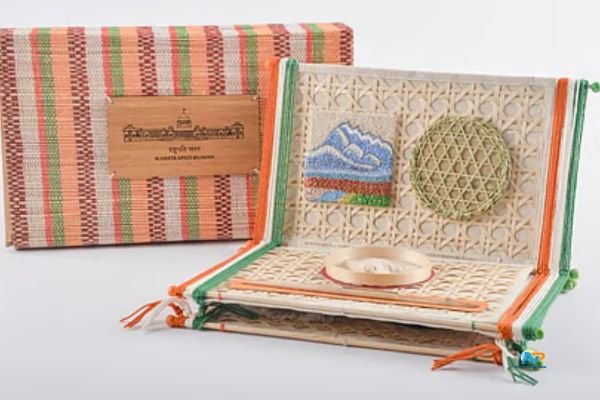 ఆకట్టుకుంటున్న రాష్ట్రపతి భవన్‌ అట్‌ హోమ్‌ ఆహ్వాన పత్రిక