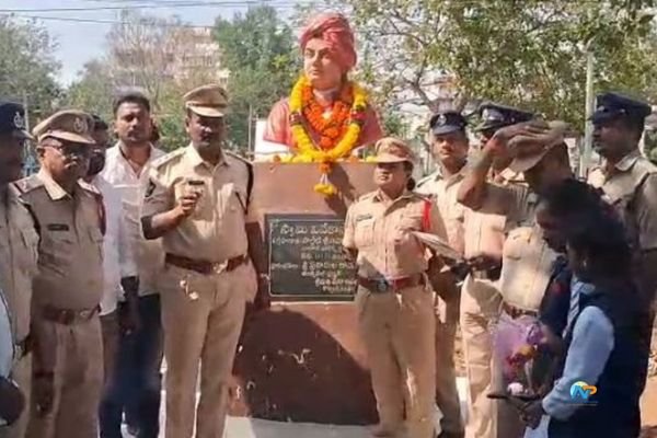 వివేకానంద పార్క్ లో వివేకానందుని జ‌యంతి…బ్యాంక్ కాల‌నీ వాసులలో స్పూర్తి నింపిన డీఎస్పీ