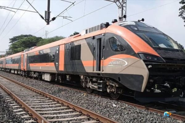 పరుగులు తీసేందుకు సిద్దమైన వందే భారత్‌ ఎక్స్‌ప్రెస్‌ రైళ్లు… టికెట్‌ ధర ఎంతో తెలుసా?