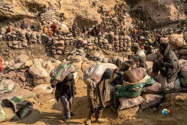 సంపదపై నడుస్తున్న పేదరికం