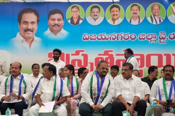 వైఎస్ఆర్ సీపీ వేదికపై ‘యువ’ కళ … ప్రత్యేక ఆకర్షణగా నిలిచిన ప్రదీప్ నాయుడు, సిరమ్మ దంపతులు
