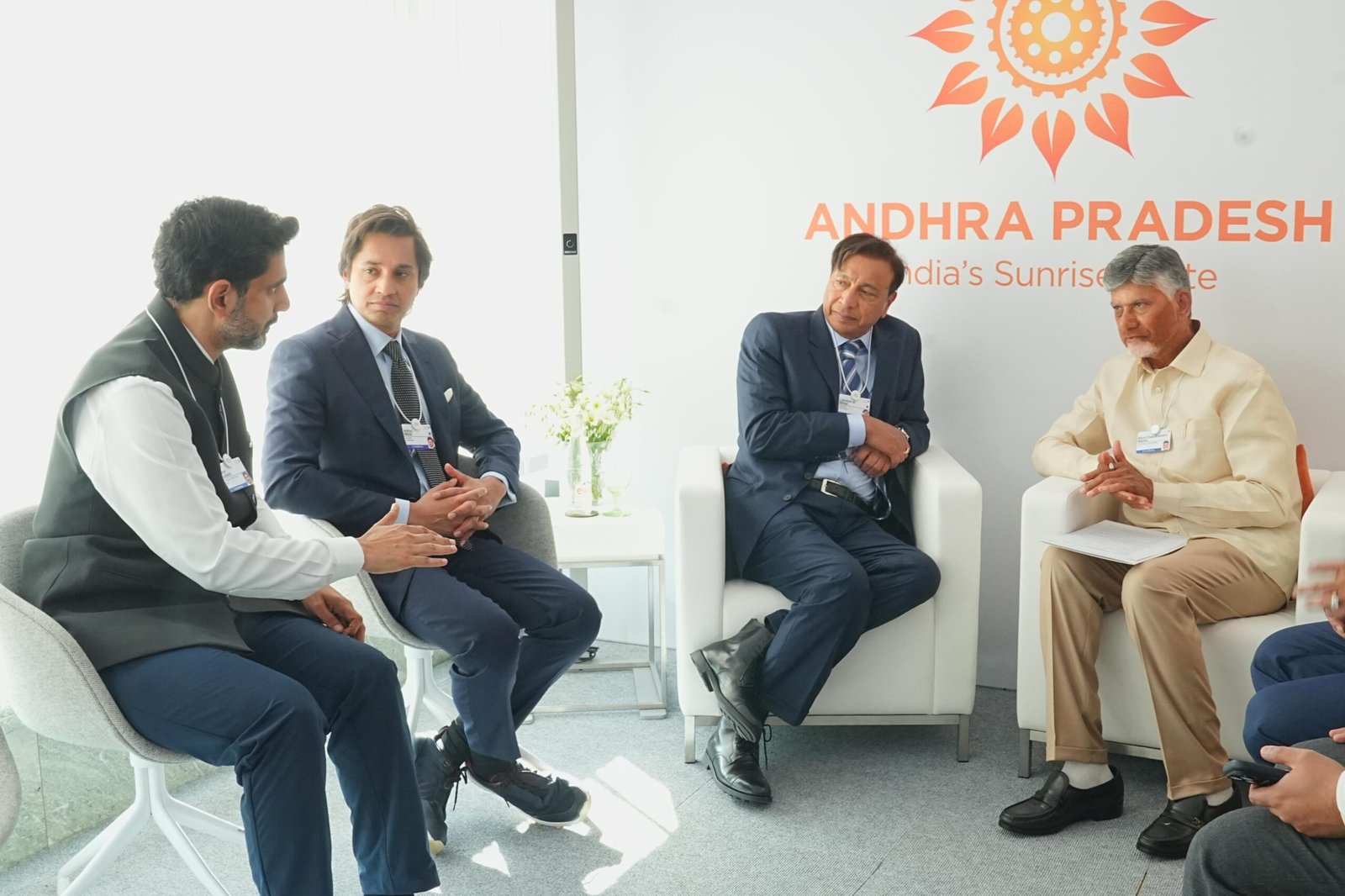 దావోస్ లో సీఎం చంద్రబాబు తో లక్ష్మి మిట్టల్ భేటీ…