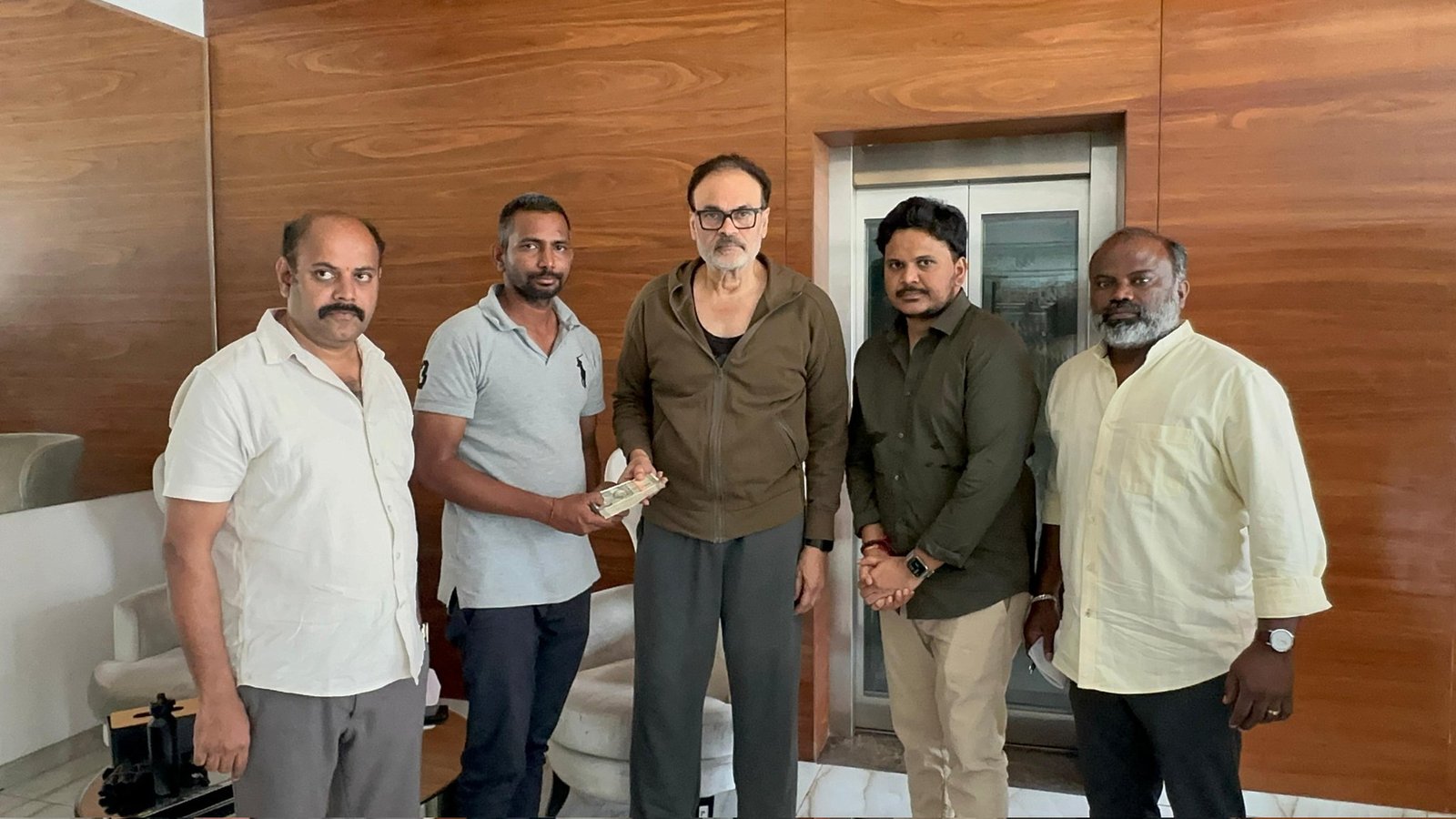 పసివాడి వైద్య ఖర్చులకు రూ. 1 లక్ష ఆర్థిక సహాయం అందజేసిన ఎమ్మెల్సీ శ్రీ నాగ బాబు