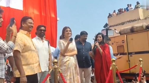 Sreeleela Dances to ‘Deklenge Saala’ at Hyderabad Mall Launch, Thrills Fans