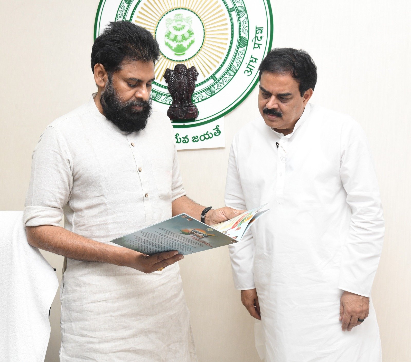 తెనాలి అభివృద్ధి పనుల బుక్‌లెట్‌ను మంత్రి నాదెండ్ల మనోహర్‌కు అందజేసిన ఉపముఖ్యమంత్రి పవన్ కళ్యాణ్