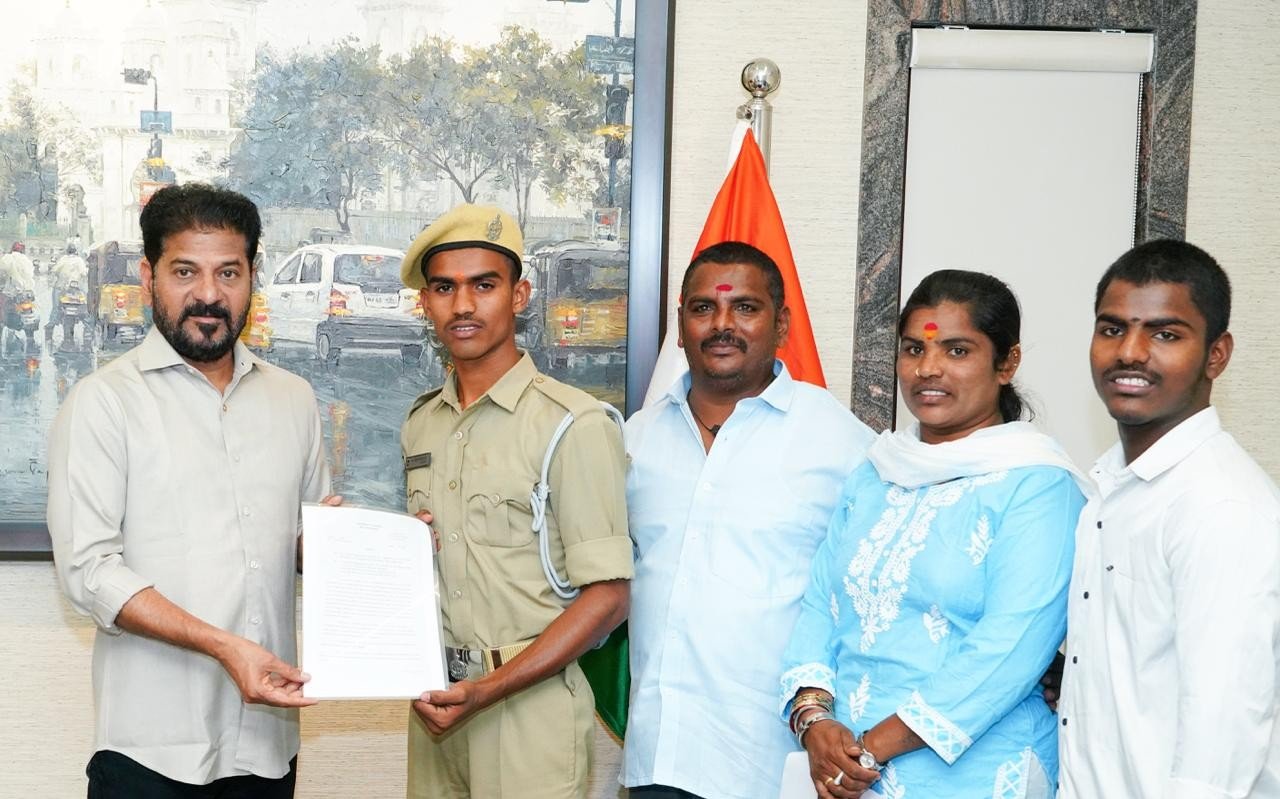 CM Revanth Reddy Extends ₹5 Lakh Aid to Tank Bund Hero Shiva, Job for His Son